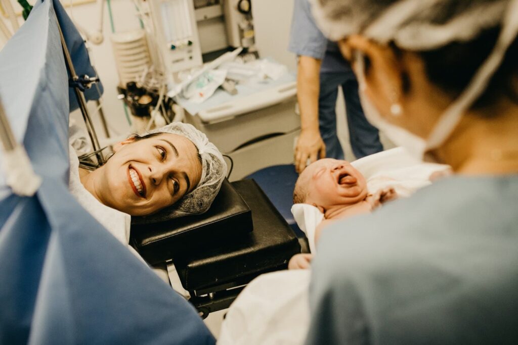 Uma mulher feliz no nascimento de seu filho.